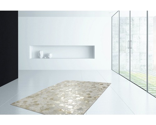 Modernes Wohnzimmer mit Teppich, weißen Wänden und großem Fenster.