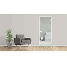 Raumszene mit Glastür und Sessel