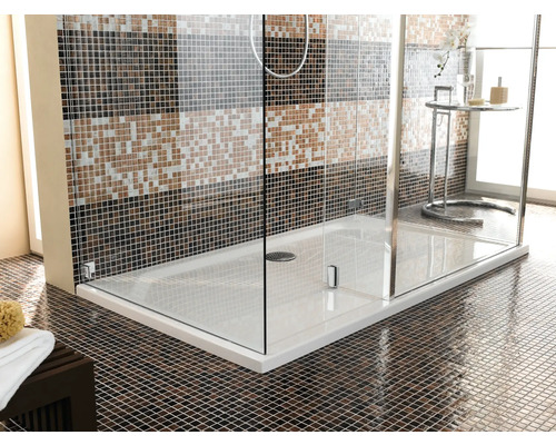 Badezimmer mit ebenerdiger Dusche und Mosaikfliesen