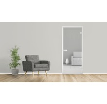 Wohnraum mit Sessel, Zimmerpflanze und Glastür