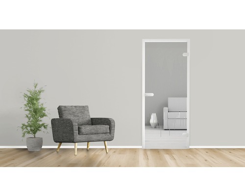 Wohnraum mit Sessel, Zimmerpflanze und Glastür