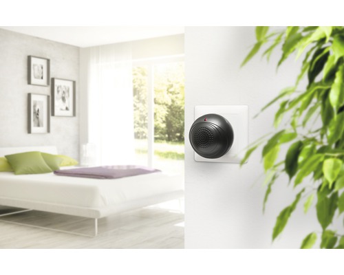 Steckdosen-Nagervertreiber in einem Schlafzimmer eingesteckt