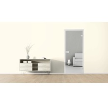Wohnzimmer mit Kommode, Dekoration und Glastür