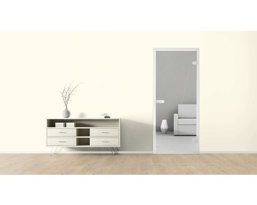 Wohnzimmer mit Kommode, Dekoration und Glastür