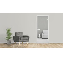 Innenraum mit Glastür, Sessel und Zimmerpflanze für ein helles und modernes Ambiente.