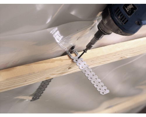 Befestigung einer Dampfbremsfolie mit einem Bohrwerkzeug und einem Lochband an einer Holzlatte.