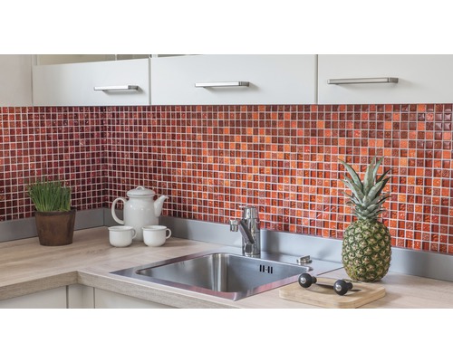 Küchenszene mit Mosaikfliesen, Spüle und Küchenutensilien