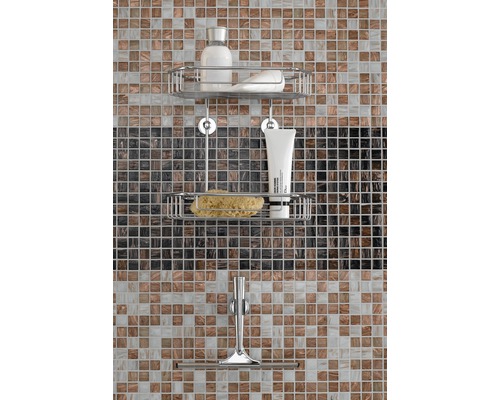 Badezimmerregal mit Duschabzieher an der Wand montiert
