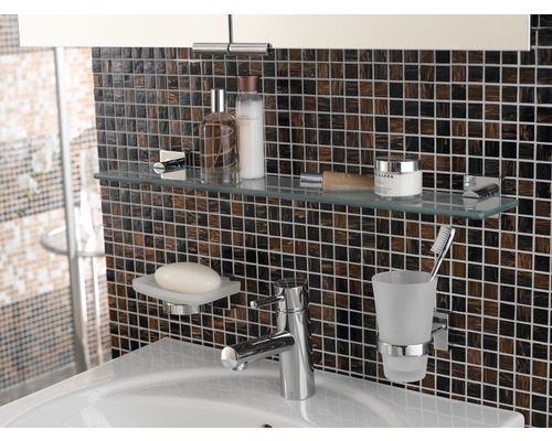 Badezimmer Waschbecken mit Armatur, Seifenschale, Zahnputzbecher und Glasablage mit diversen Badartikeln