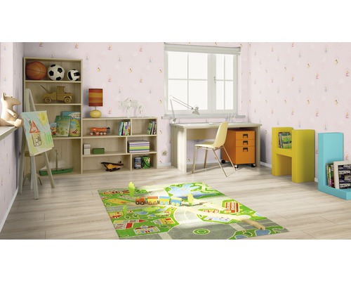 Kinderzimmer mit Schreibtisch, Regalen und Spielteppich