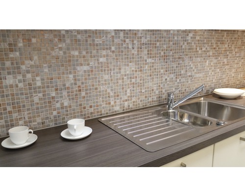 Küchenszene mit Spüle, Armatur und Mosaikfliesen