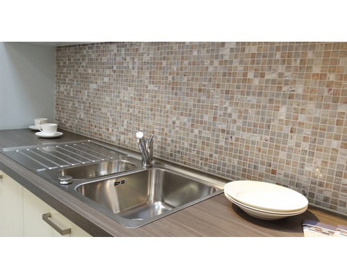 Küchenszene mit Spüle, Armatur und Mosaikfliesen