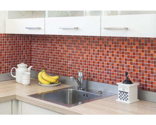 Küchenszene mit Mosaikfliesen, Spüle und Accessoires
