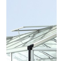 Detailansicht eines Gewächshauses mit geöffnetem Dachfenster zur Belüftung.