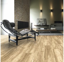 Wohnzimmer mit Holzboden, Sessel und Kamin