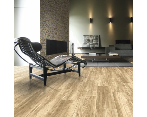Wohnzimmer mit Holzboden, Sessel und Kamin