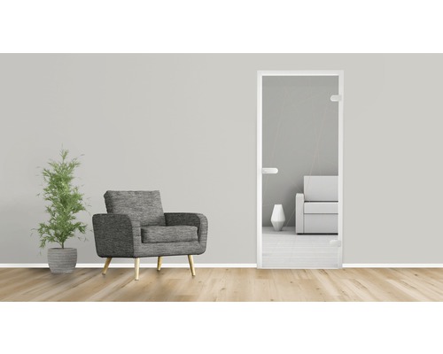 Szene mit einer Glastür, einem Sessel und einer Zimmerpflanze