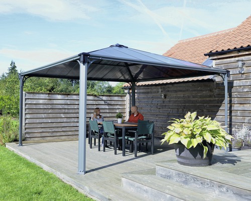 Pavillon Palram – Canopia Palermo 4300 405 x 405 cm anthrazit Pavillon mit Tisch und Stühlen im Garten