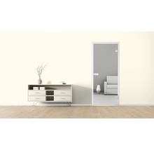 Helles Interieur mit Kommode, Dekoration und Glastür zum Wohnzimmer