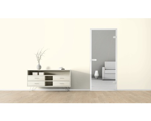 Helles Interieur mit Kommode, Dekoration und Glastür zum Wohnzimmer