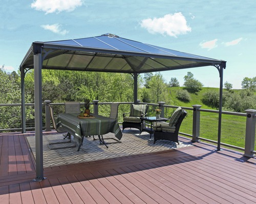 Freistehender Pavillon mit Tisch und Stühlen auf einer Terrasse