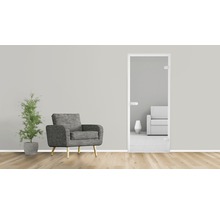 Modernes Wohnzimmer mit Glastür, Sessel und Topfpflanze.