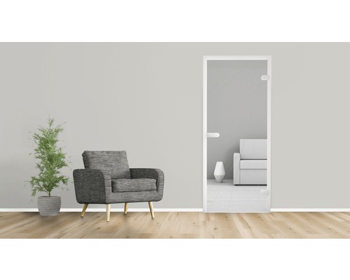 Modernes Wohnzimmer mit Glastür, Sessel und Topfpflanze.