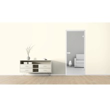 Wohnzimmer mit Kommode, Dekoration und Tür