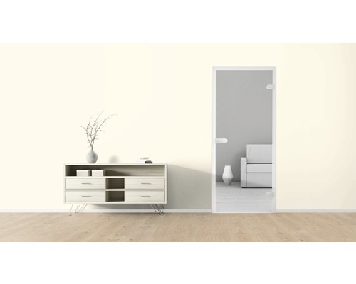 Wohnzimmer mit Kommode, Dekoration und Tür