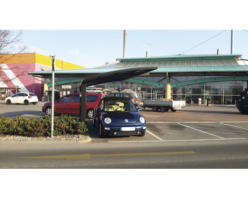 Einzelcarport KRB Skiatsu mit Hitze-, UV- und Hagelschutz 270x500 cm dunkelbraun Parkplatz mit Auto vor einem Hornbach Baumarkt