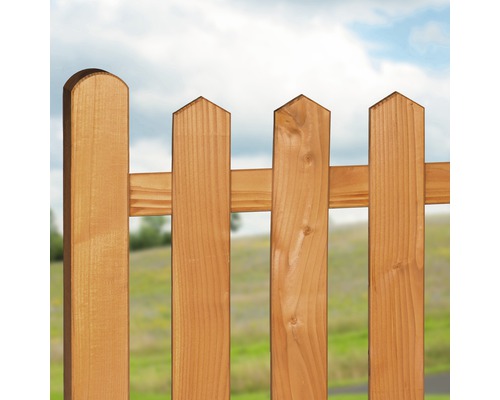 Holzzaun zur Grundstücksbegrenzung