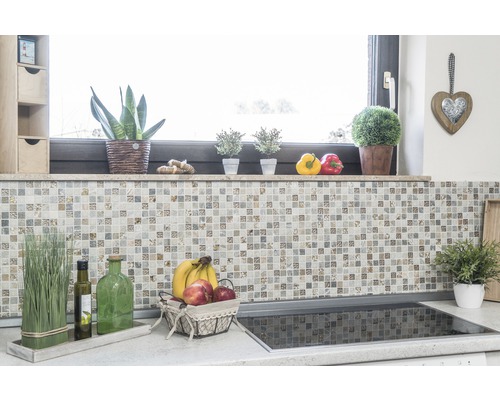 Küchenszene mit Mosaikfliesenwand, Pflanzen und Früchten