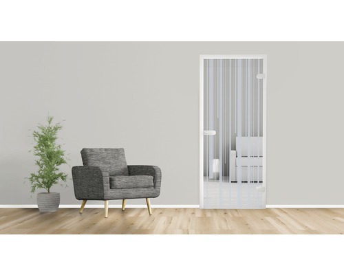 Raumszene mit Glastür, Sessel und Topfpflanze