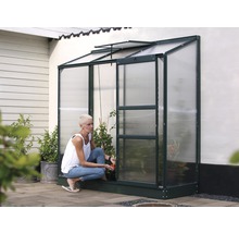 Anlehnhaus aus Metall mit einer Frau, die Tomaten pflückt