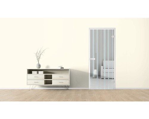 Helles Zimmer mit Kommode und Glastür mit Streifenmuster