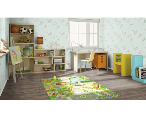 Kinderzimmer mit Möbeln, Spielzeug und Teppich mit Straßenmuster