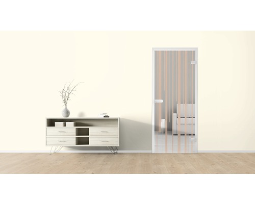 Heller Raum mit Kommode und einer Glastür mit Streifenmuster