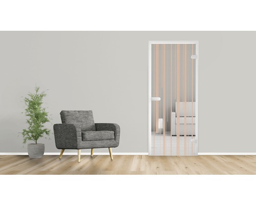 Zimmeransicht mit Glastür, Sessel und Topfpflanze.