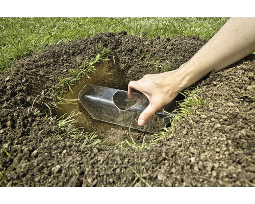 Bodenprobeentnahmegerät im Einsatz zur Gartenbodenanalyse