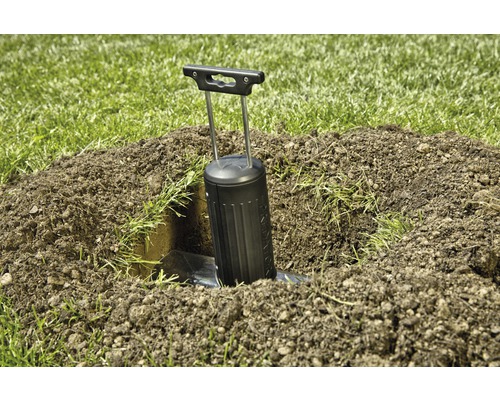 Pflanzgerät im Erdreich