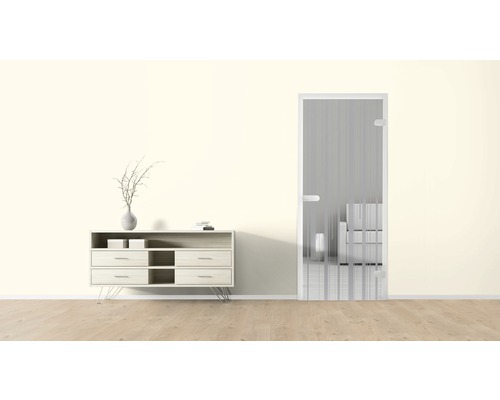 Helle Inneneinrichtung mit Kommode und Glastür