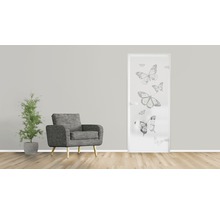 Wohnraum mit Glastür mit Schmetterlingsmotiven, Sessel und Pflanze