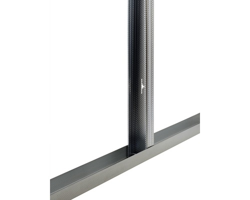 Detailaufnahme eines Metallständerprofils und einer Metallschiene für den Trockenbau