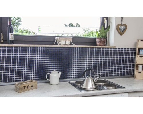 Küchenszene mit Mosaikfliesen, Teekanne und Wasserkocher