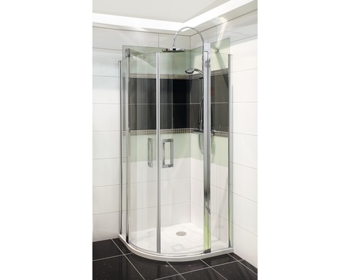 Eckdusche mit Glaswänden und Duschkopf im Badezimmer