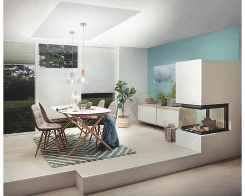 Heller Wohnraum mit Esstisch, Stühlen, Kamin und Fenster mit Faltstore