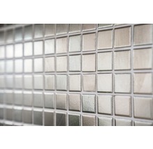 Nahaufnahme von quadratischen Mosaikfliesen