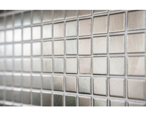 Nahaufnahme von quadratischen Mosaikfliesen