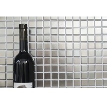 Mosaikfliesen aus Metall und Weinflasche