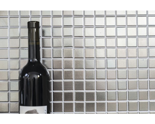Mosaikfliesen aus Metall und Weinflasche